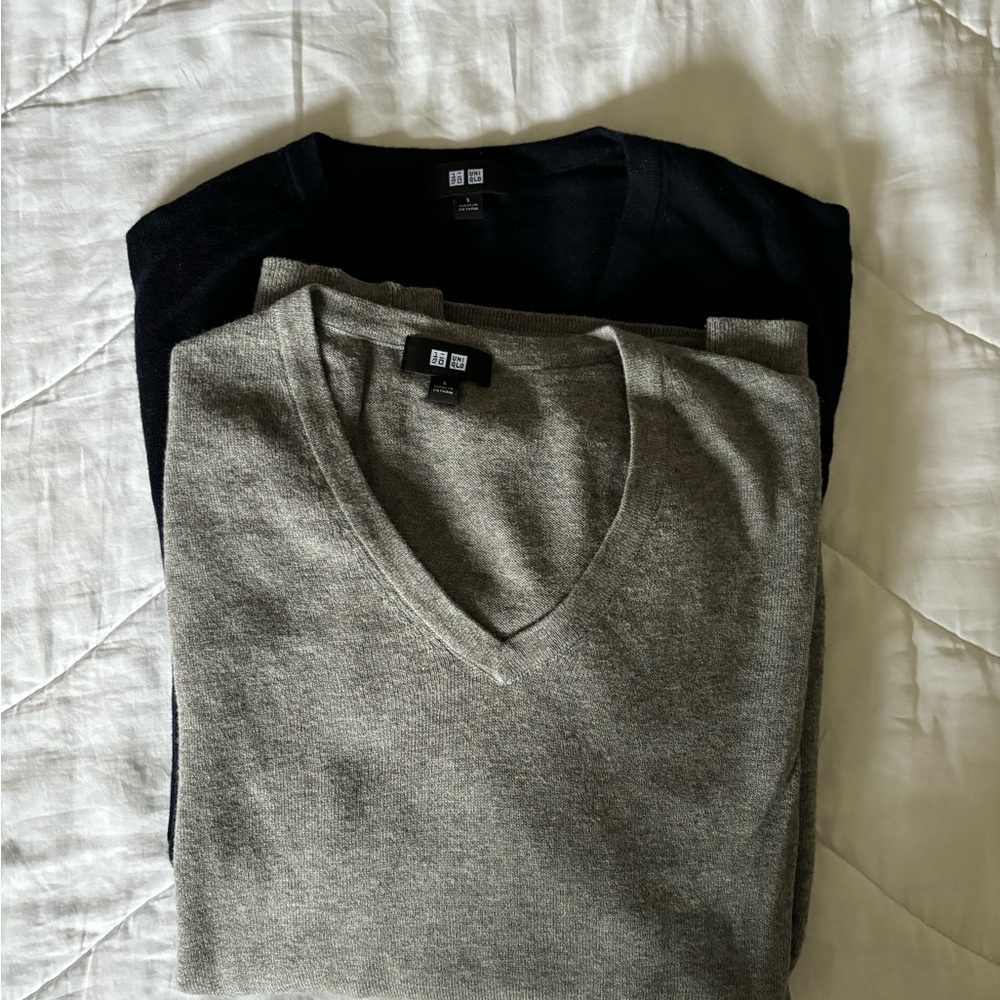 Uniqlo Men’s Small V Neck Sweater Gray Navy